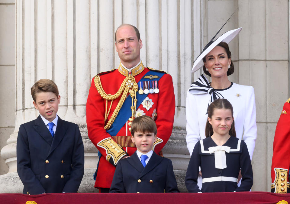 El Príncipe George de Gales, el Príncipe William, el Príncipe de Gales, el Príncipe Luis de Gales, la Princesa Charlotte de Gales y Catherine, Princesa de Gales en el balcón del Palacio de Buckingham durante Trooping the Color el 15 de junio de 2024 en Londres, Inglaterra.  (Karwai Tang/WireImage)