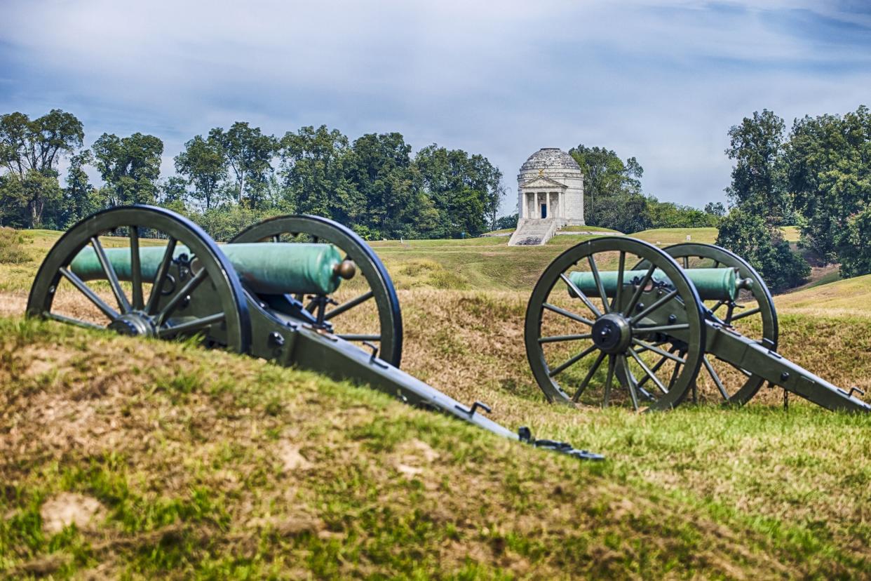 Illinois Monument And Cannons In Vicksburg, Mississippi