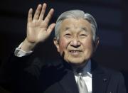<p>Der japanische Kaiser Akihito winkt von seinem kugelsicheren Balkon des Kaiserpalastes in Tokio seinen Anhängern zu. Akihito, der nächstes Jahr den Thron seinem Sohn übergeben wird, wünschte bei seiner Neujahrsansprache „Glück und Ruhe” für die Menschen in Japan und in aller Welt. (Bild: AP Photo/Eugene Hoshiko) </p>