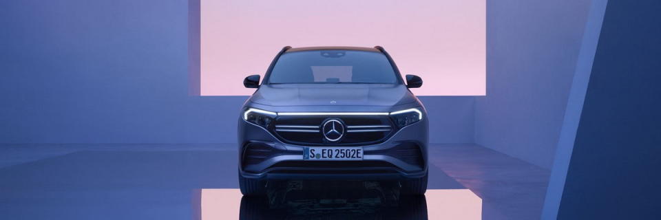 圖／2023 M-Benz EQA 250外觀出自Mercedes-Benz前衛設計師巧手，針對配色、物件造型與材質營造出濃烈的未來氛圍。