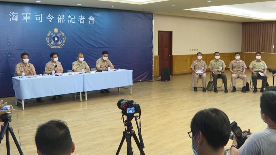 記者會開始前，海軍司令部先為殉職官兵默哀一分鐘後才做出說明。（圖／東森新聞）