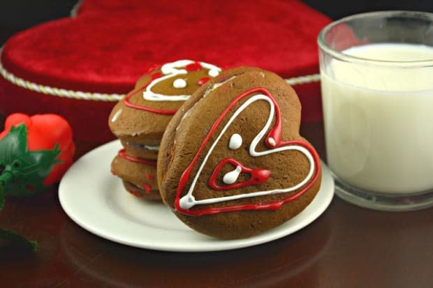 <p><a href="https://kitchendivas.com/heart-stuffed-ginger-cookies/" rel="nofollow noopener" target="_blank" data-ylk="slk:Kitchen Divas;elm:context_link;itc:0;sec:content-canvas" class="link ">Kitchen Divas</a></p>