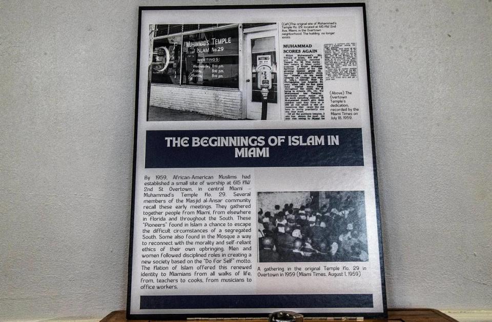 Un  cartel  que incluye recortes de papel que detallan el comienzo del islamismo en Miami se exhiben en Masjid Al-Ansar durante la jornada de puertas abiertas de Ramadán, el jueves 6 de abril de 2023. Masjid Al-Ansar es la mezquita más antigua de la Florida.