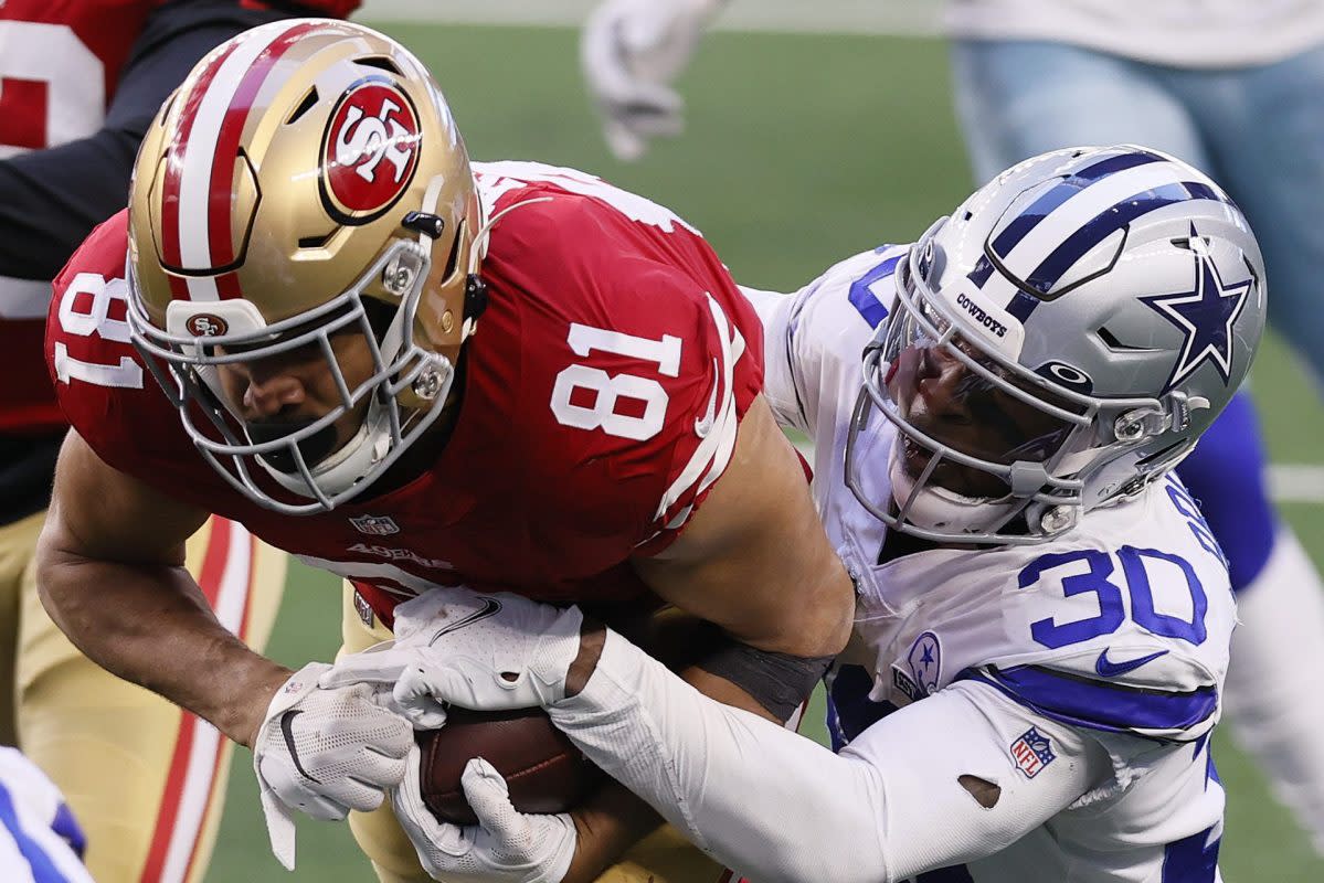 Jordan Reed is tackled by Anthony Brown at AT&T Stadium in December 2020