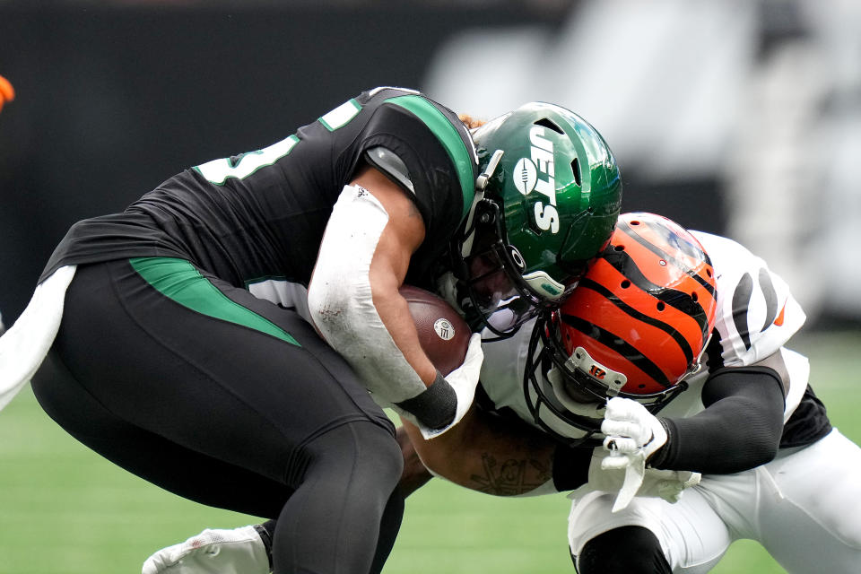 Oct 31, 2021; East Rutherford, New Jersey, USA; Cincinnati Bengals cornerback Mike Hilton (21) is penalized for a helmet-to-helmet hit on New York Jets running back Ty Johnson (25) in the fourth quarter during a Week 8 NFL football game, Sunday, Oct. 31, 2021, at MetLife Stadium. Mandatory Credit: Vincent Carchietta-USA TODAY Sports