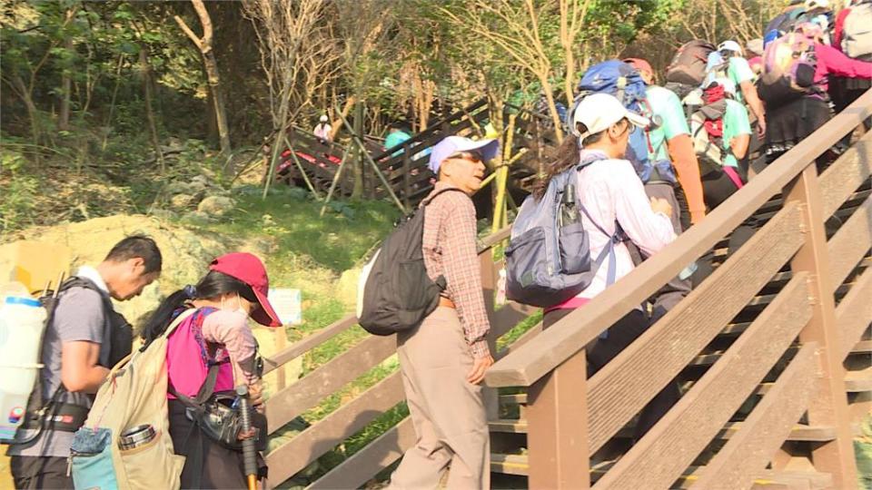 柴山新登山口啟用　　高雄運發局長體驗當「奉茶隊」