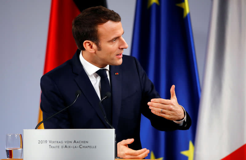 Emmanuel Macron s'en est violemment pris mardi aux auteurs de "mensonges" et de "caricatures" véhiculés notamment par l'extrême droite sur le nouveau traité de coopération franco-allemande. /Photo prise le 22 janvier 2019/REUTERS/Wolfgang Rattay