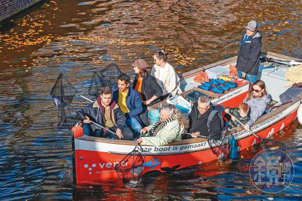 每年都有許多觀光客報名「Plastic Fishing」的行程，到運河體驗撿垃圾。