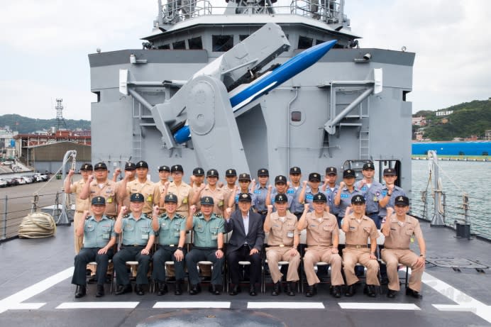 國防部長嚴德發1日視導海軍131艦隊，慰勉官兵戰備任務辛勞。（軍聞社記者莊家宏攝）