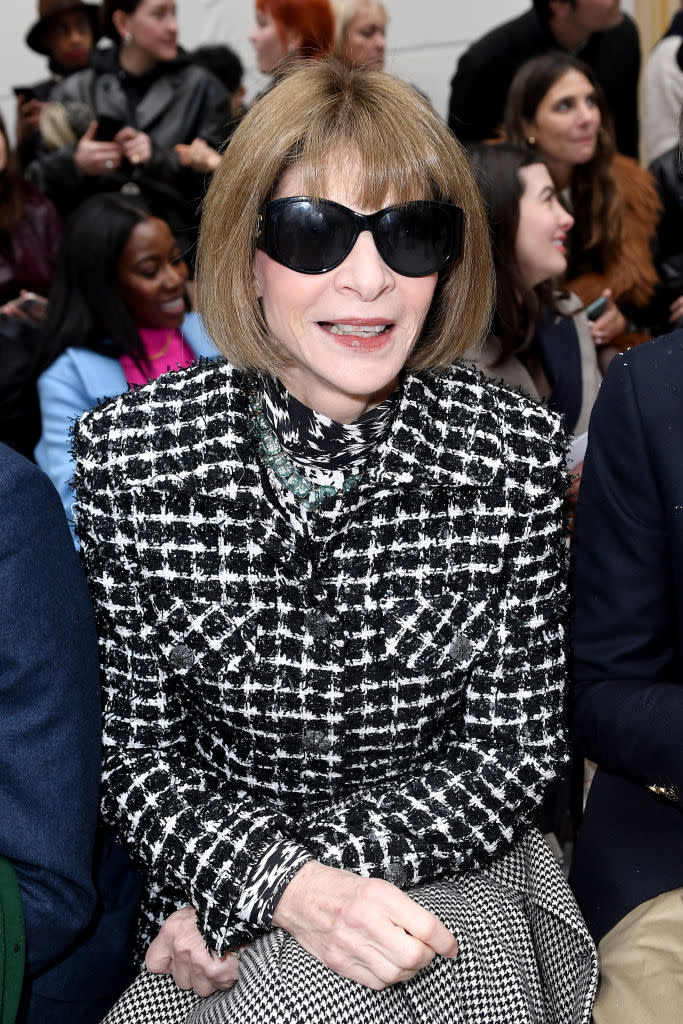 C’est toujours avec un regard bienveillant qu’Anna Wintour assiste aux défilés de Thom Browne. Le designer américain est connu pour être l’un des chouchous de Madame Le grand Manitou du Vogue US ! ©Getty Images