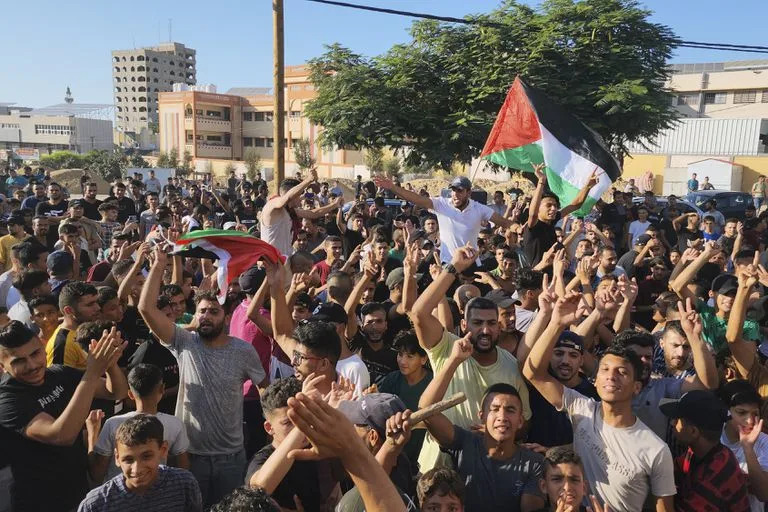 Manifestantes palestinos protestan por los apagones crónicos y las complicadas condiciones de vida en Gaza, el domingo 30 de julio de 2023 