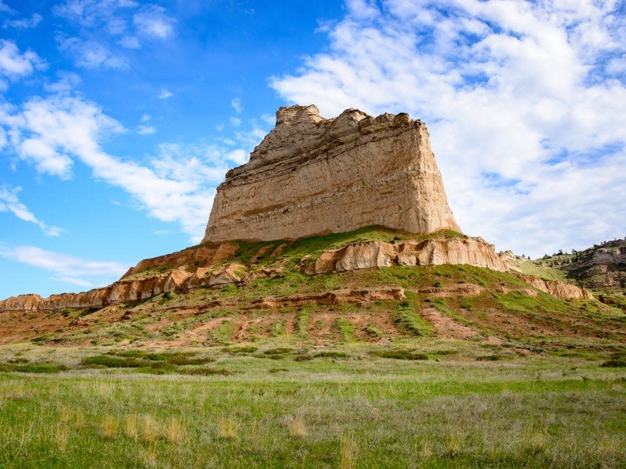 Eine große Felsformation auf einem Hügel im Scotts Bluff National Monument.