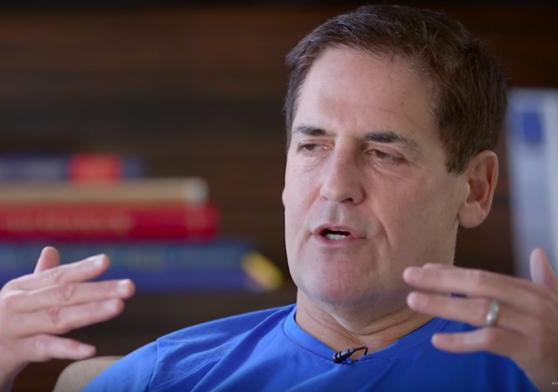 El multimillonario empresario Mark Cuban es entrevistado por el gestor de fondos de cobertura, Kyle Bass.