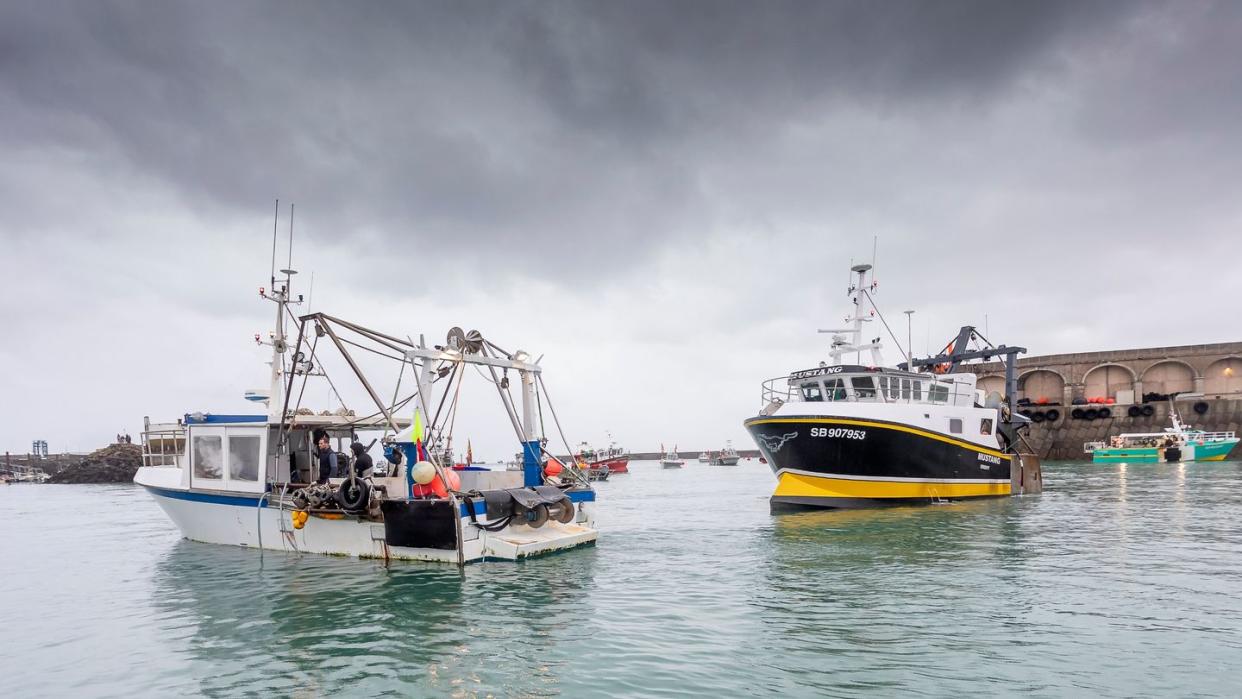 Französischen Fischerboote blockieren den Hafen, so dass Fischerboote aus Jersey nicht auslaufen können. Nach dem Ausscheiden der Briten aus der EU ist es zu einem Streit über Gesamtfangmengen und deren Aufteilung gekommen.