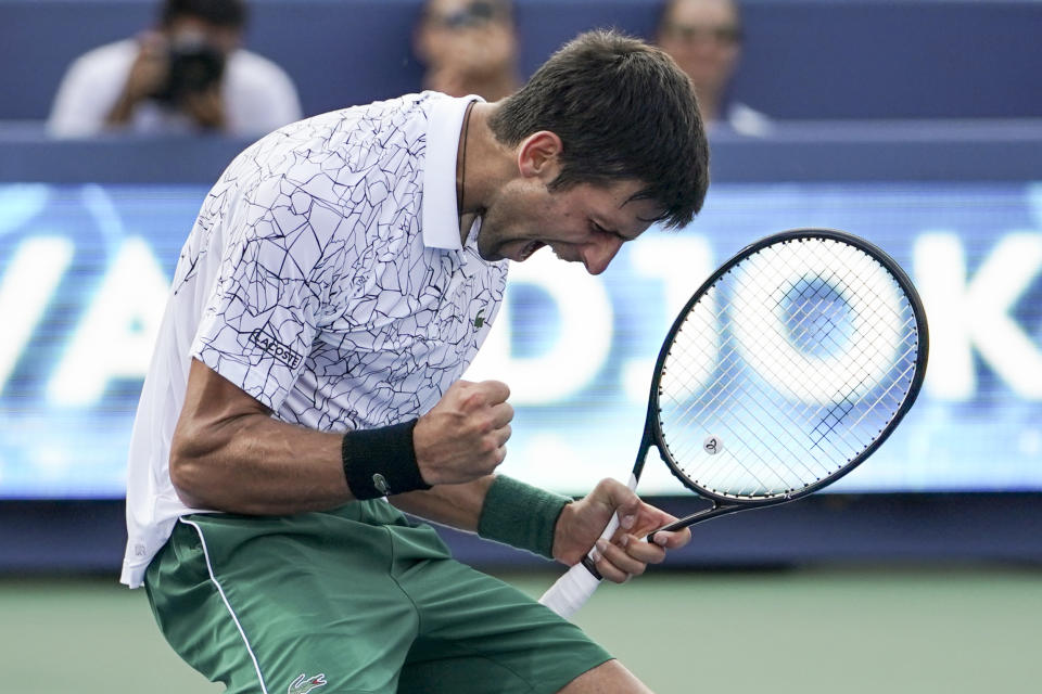 Novak Djokovic reacciona tras vencer a Roger Federer durante la final del Masters de Cincinnati, el domingo 19 de agosto de 2018 en Mason, Ohio. (AP Foto/John Minchillo)