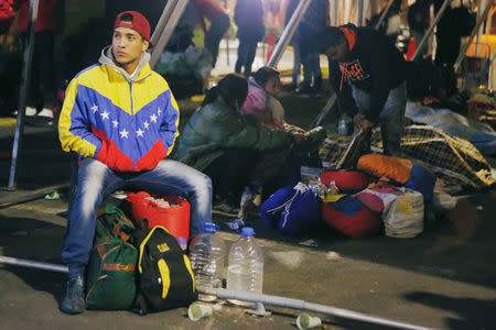 Venezuelan migrants take refuge inside a tent at the Rumichaca International Bridge, Ecuador August 17, 2018. Picture taken August 17, 2018. REUTERS/Luisa Gonzalez