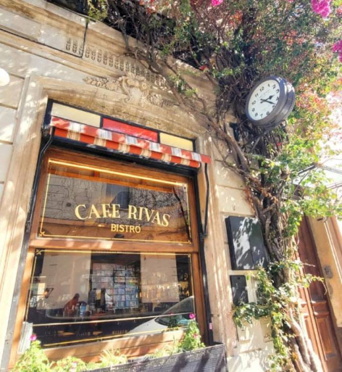 Cocina porteña y moderna en una casona tipo belle époque.