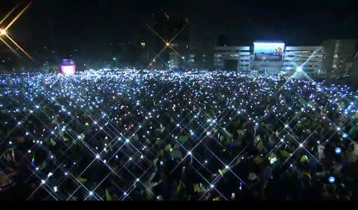 台中選前之夜出現漂亮燈海。（圖／翻攝自民主進步臉書直播影片）