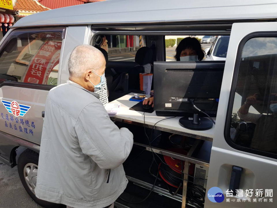 為關懷高齡駕駛人用路安全，嘉義市監理站每月定期與轄區衛生所跨機關合作，提供75歲高齡駕駛人體檢及認知功能測驗之換駕照服務／嘉義市監理站提供