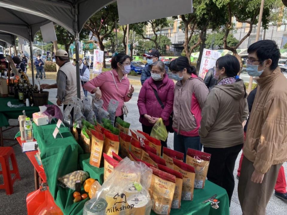 台中市政府舉辦「美好蔬花in秋紅谷」台中市優質蔬果展售活動。（記者徐義雄攝）