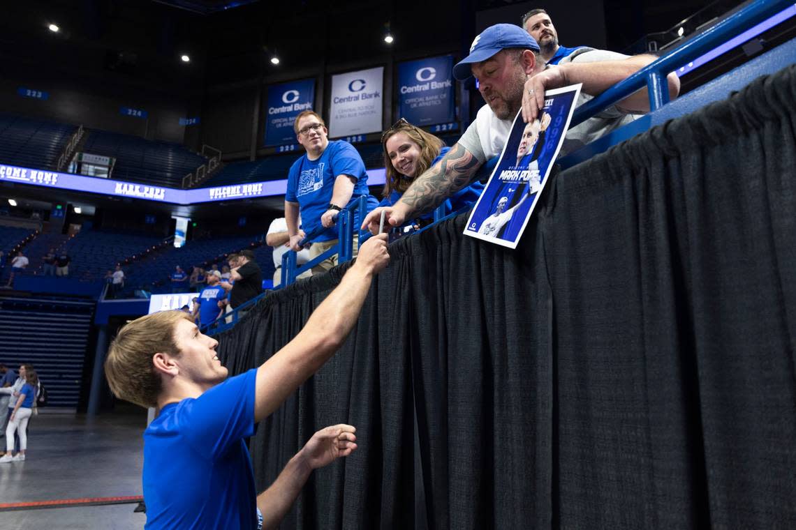 Travis Perry signs an autograph for a fan during Sunday’s event to introduce new Kentucky coach Mark Pope. Silas Walker/swalker@herald-leader.com