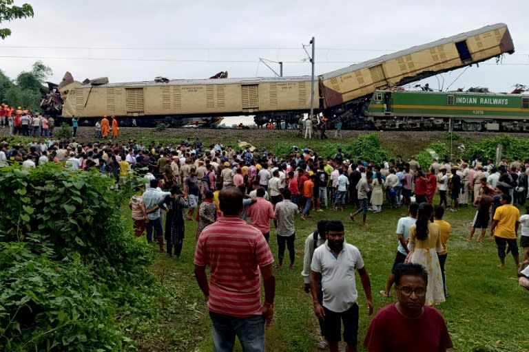 Una muchedumbre se congrega en el lugar de la colisión mortal entre el tren de mercancías y el de pasajeros, el 17 de junio de 2024 en Nirmaljote (estado de Bengala Occidental), al este de India (Diptendu Dutta)