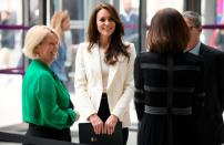 Depuis plusieurs années maintenant, Kate Middleton a fait de la petite enfance son cheval de bataille. Et malgré son nouveau titre de princesse de Galles – elle a obtenu ce statut à la mort de la reine Elisabeth II en septembre dernier –, l’épouse du prince William n’en a rien oublié de son engagement. Bien au contraire. Depuis le début de l’année 2023, la mère du prince George, de la princesse Charlotte et du prince Louis enchaîne les apparitions officielles. Le 18 janvier dernier, elle avait notamment visité une crèche à Luton pour son premier engagement en solo de l’année. Ce mardi 21 mars, la sœur de Pippa Middleton a remis à l’honneur la petite enfance au siège de NatWest, en plein cœur de Londres. Son objectif ? Encourager les chefs d’entreprise à donner la priorité aux familles et à aider leur équipe à maintenir leur bien-être, social et émotionnel.Lire aussi > Le jour où Kate et William ont choisi de mettre un terme à leur relationUne princesse engagée Pour cette nouvelle sortie, Kate Middleton était apprêtée d’un blazer immaculé signé Alexander McQueen, qu’elle avait complété avec un pantalon noir et une paire d’escarpins assortis. Radieuse, la future reine d’Angleterre a pu prendre part à une réunion en lien avec le lancement de sa campagne « Shaping Us », via sa fondation baptisée Royal Foundation Centre for Early Childhood. « Je crois sincèrement qu'en investissant dans la petite enfance, avec un accent particulier sur le développement social et émotionnel, les entreprises verront à leur tour à l'avenir une meilleure communication, de meilleures relations de travail, une meilleure résilience, des employés trouvant un meilleur équilibre entre vie professionnelle et vie privée, moins de stress, plus de patience et de compréhension et une satisfaction professionnelle accrue », a notamment confié la princesse de Galles, lors de sa visite.