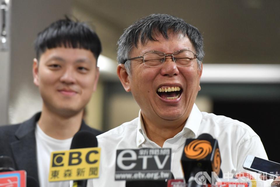 台北市長柯文哲（右）赴歐洲考察22日返台，並於台北市政府受訪，被問到民進黨內派系時表示，自己最害怕新潮流。(中央社) 