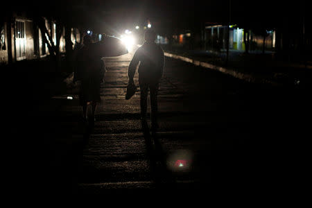 People belonging to a caravan of migrants from Honduras en route to the United States, walk at the border crossing to Mexico in Hidalgo, Mexico, January 18, 2019. REUTERS/Jose Cabezas