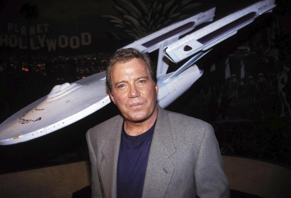 <p>Compie 90 anni William Shatner, il leggendario capitano James T. Kirk di "Star Trek" (dal 1966 al 1969). L'attore canadese, premiato nel 2005 con il Golden Globe come miglior attore non protagonista nella serie tv Boston Legal, deve la sua fama mondiale alla serie televisiva di fantascienza, diventata nei decenni un vero e proprio cult. Nel 1989, Shatner stesso diresse il quinto film ispirato alla serie, "Star Trek V - L'ultima frontiera". Nelle vesti di scrittore, a partire dal 1995 pubblicò diverse serie di romanzi ambientate nell'universo di "Star Trek". Credit: Adam Scull/PhotoLink/MediaPunch /IPX</p> 