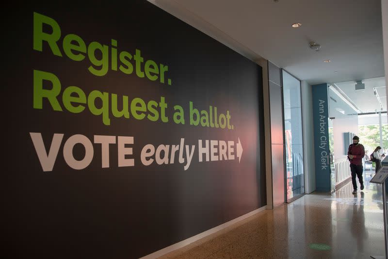 FOTO DE ARCHIVO: Un estudiante se retira después de registrarse para votar en las próximas elecciones presidenciales cuando comienza la votación anticipada en Ann Arbor, Michigan, EEUU. 24 de septiembre de 2020.