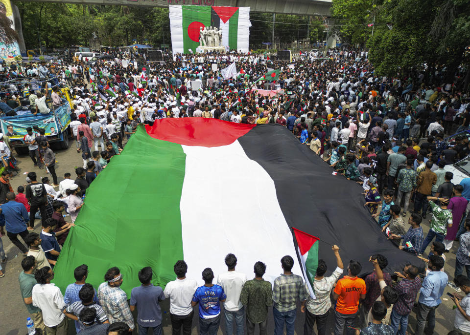Bangladeshi students display a giant Palestinian flag, as they march during a pro-Palestinian demonstration at the Dhaka University area in Dhaka, Bangladesh, Monday, May 6, 2024. (AP Photo/ Mahmud Hossain Opu )