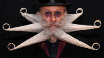 Uno de los participantes del Campeonato Internacional de Barba y Bigote que se celebró el 18 de mayo en Amberes (Bélgica). (Foto: Yves Herman / Reuters).