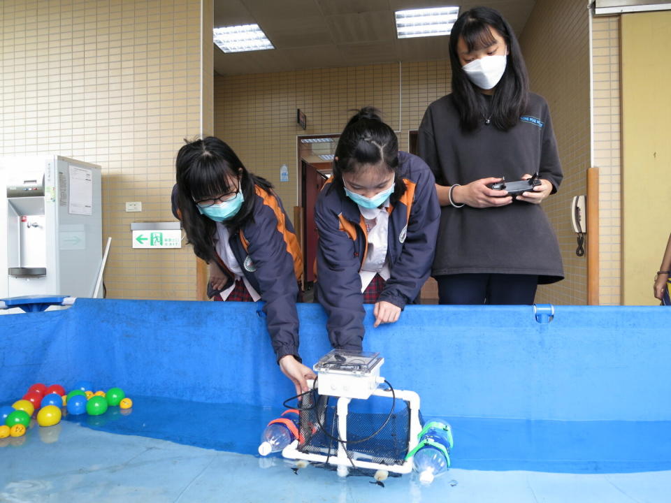 水獵機器人下水測試。   圖：新北市教育局提供