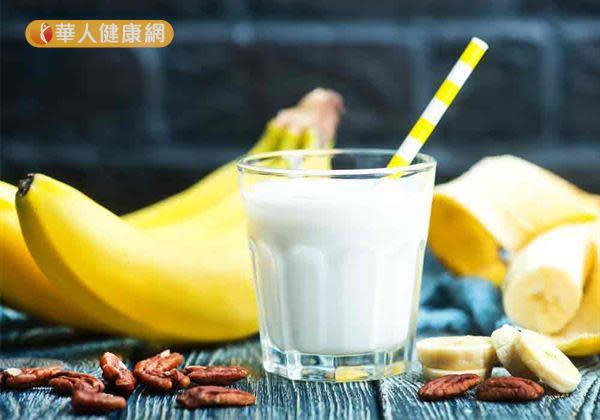 如果不喜歡乳製品，或是有乳糖不耐症的朋友，豆漿也是補充蛋白質相當便利的飲品選擇。建議可選擇含糖豆漿，外加1根香蕉補充來自水果的糖分、鉀離子，也是不錯的搭配組合。