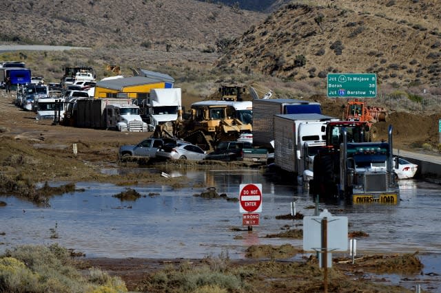 california mudslide leaves 115 cars stranded