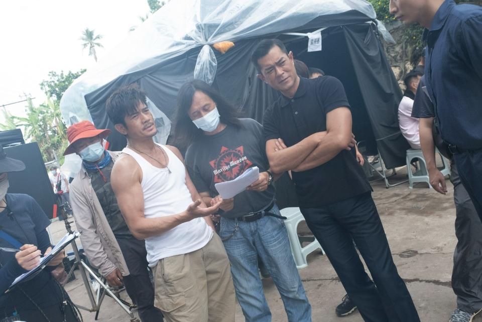 郭富城（左二起）在《掃毒3：人在天涯》拍攝現場和導演邱禮濤及古天樂討論細節。華映娛樂提供