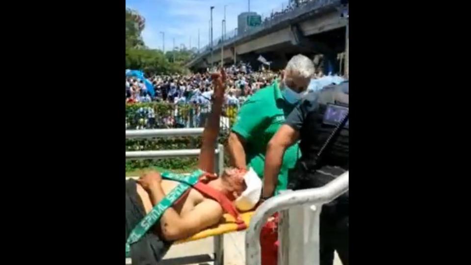 街上塞滿慶祝勝利的阿根廷球迷，卻有人因受傷被擔架抬走。（圖／翻攝自@TachiraNoticias推特）