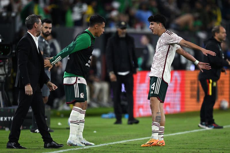 Kevin Álvarez (4) festeja frente a un compañero y al director técnico Diego Cocca el gol con el que México empató ante Camerún en un partido amistoso