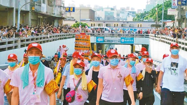 大甲媽首創零暴力搶轎，3分鐘過彰化市民生地下道，接著卻發生維安警力和鎮瀾宮董事被鞭炮炸傷。（吳敏菁攝）