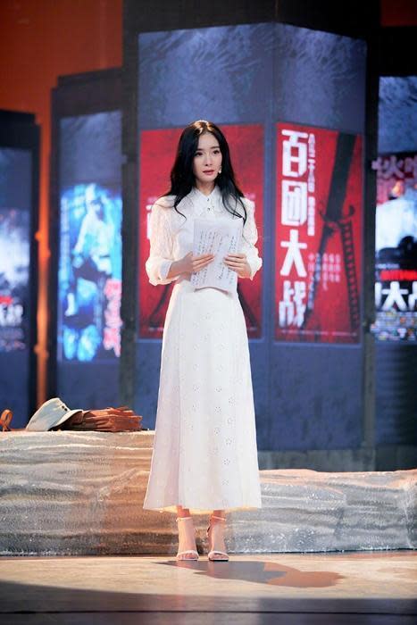 楊冪於《海報裏的英雄》中，穿上白色的GIUSEPPE ZANOTTI最新2020秋冬鞋款，搭配白色洋裝十分優雅。（GIUSEPPE ZANOTTI提供）