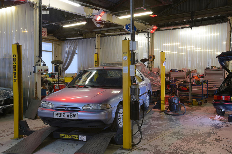 <p>Na de ramp met de Escort Mk5 hergroepeerde Ford zich om zijn middenklasseraanbod te vernieuwen en kwam met de Mondeo ter vervanging van de Sierra. Zijn 'wereldauto'-status had voor nog een fiasco kunnen zorgen.</p><p>In plaats daarvan was het een triomf, met een rustige, voorspelbare maar verleidelijke wegligging, zelfs met een bescheiden krachtige motor. Ons oordeel destijds? Mondeo is koning! De beste gezinsauto.</p> 