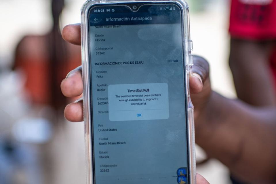 Una captura de pantalla muestra un error del sistema en la aplicación CBP One en un refugio para migrantes el jueves 23 de febrero de 2023 en Reynosa, México. Los migrantes han estado esperando en México debido a la continuación de las expulsiones del Título 42. Se creó una aplicación para que los migrantes puedan programar citas para solicitar asilo, pero ha estado plagada de mensajes de error y falta de instrucciones cohesivas que dejan a muchos incapaces de navegar y programar citas correctamente.