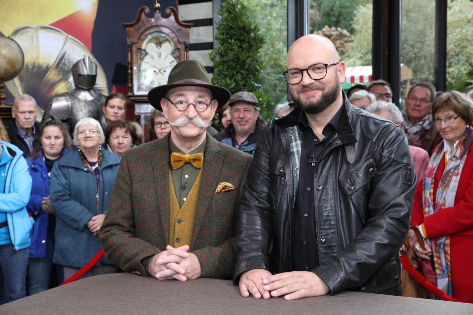 "Bares für Rares"-Experte Sven Deutschmanek (rechts) verblüfft den Moderator Horst Lichter immer wieder. (Bild: ZDF/Frank W. Hempel)