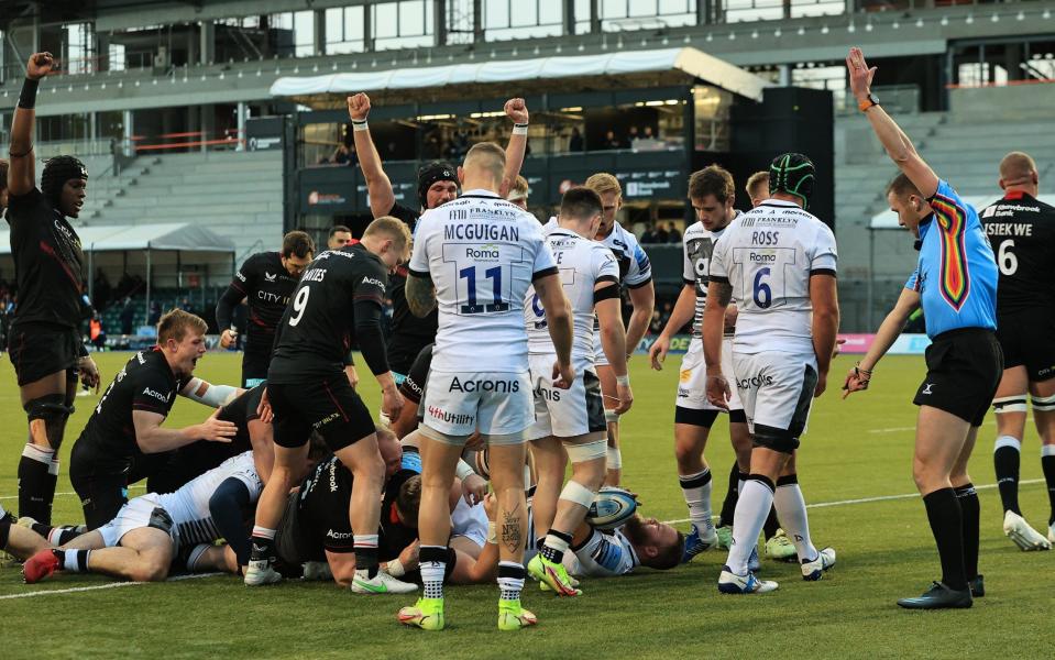 Saracens celebrate as Vincent Koch scores the first try during the Gallagher Premiership Rugby match between Saracens and Sale Sharks at StoneX Stadium on November 28, 2021 in Barnet - - GETTY IMAGES