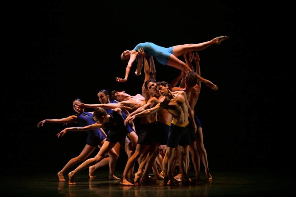 Los jóvenes bailarines de Arles Youth Ballet Company (Francia) en “Shimmer Simmer”, coreografía de Kinsun Chan.