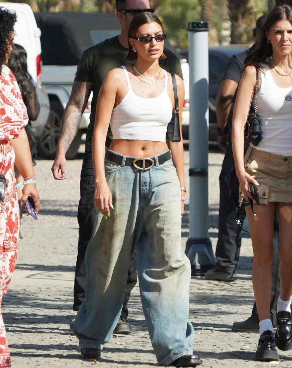 Le jean délavé et cropped top d'Hailey Bieber