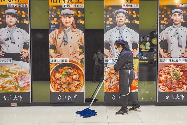 台北車站商場餐廳清潔人員12日正在清潔地面；現場門可羅雀。（黃子明攝）