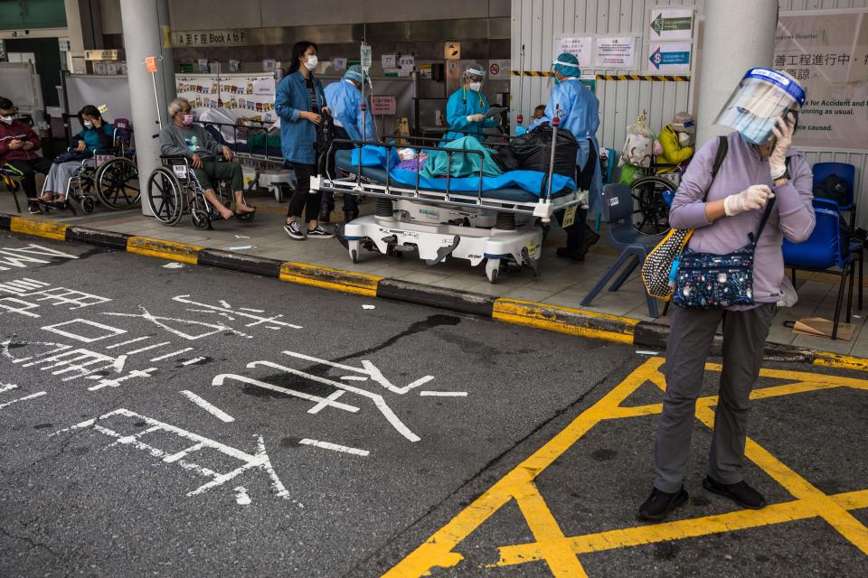 瑪嘉烈醫院醫院候診病人多得要在馬路旁等候。(Photo by DALE DE LA REY/AFP via Getty Images)