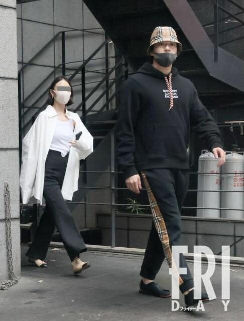 新田真劍佑（右）5月與女友約會時戴口罩卻把鼻子露在外面，新聞曝光兩天後就確診新冠肺炎。（翻攝自FRIDAY）